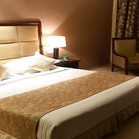 Godwin Hotel มีรัท ภายนอก รูปภาพ