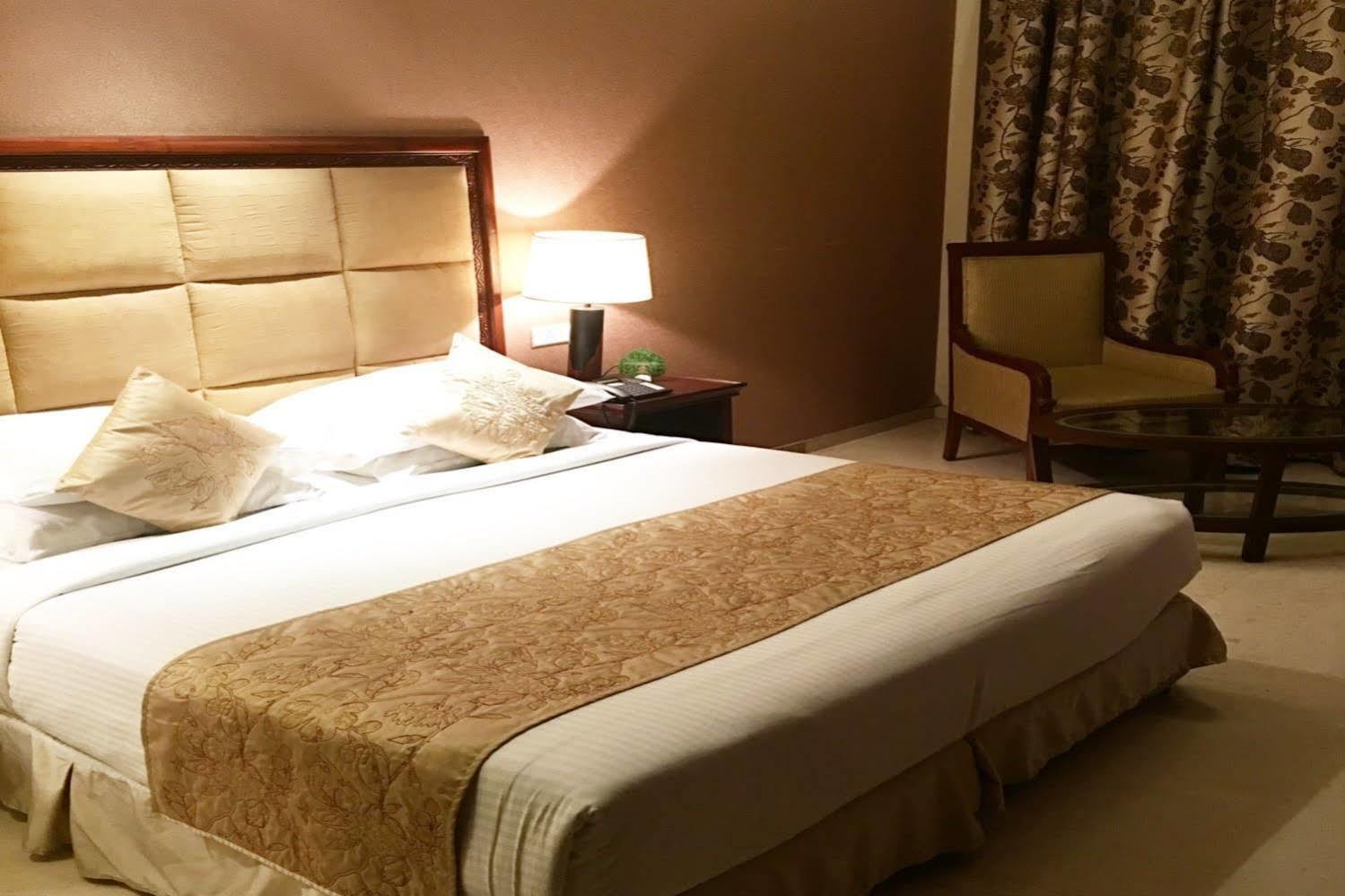 Godwin Hotel มีรัท ภายนอก รูปภาพ